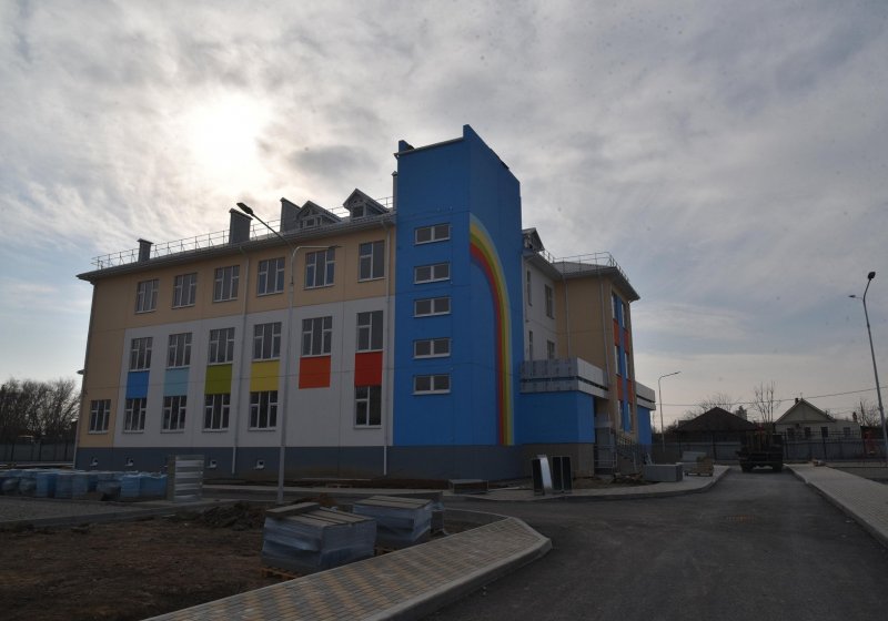 В Астрахани строят четыре детских сада в рамках нацпроекта - «Экономика»