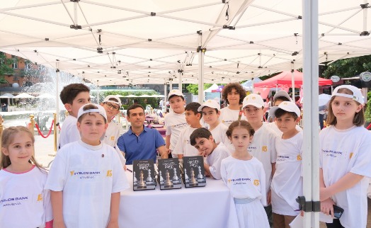 Шахматное соревнование под открытым небом - между Габриэлем Саркисяном и 15 школьниками (ВИДЕО) - «Главные новости»