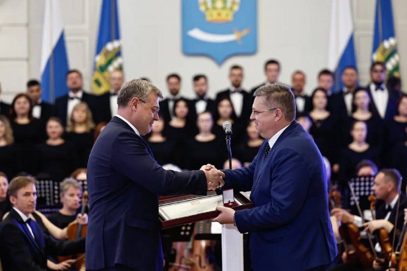 Губернатор Игорь Бабушкин вручил 20 астраханцам награды ко Дню России - «Экономика»