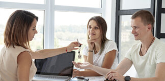 Сбер выдал около 900 ипотек на строительство домов в Сибири - «Финансы»