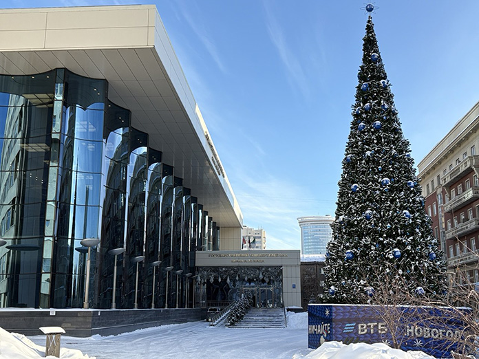 Кто приглашает новосибирцев «новогодничать» у новой праздничной ели? - «Финансы»